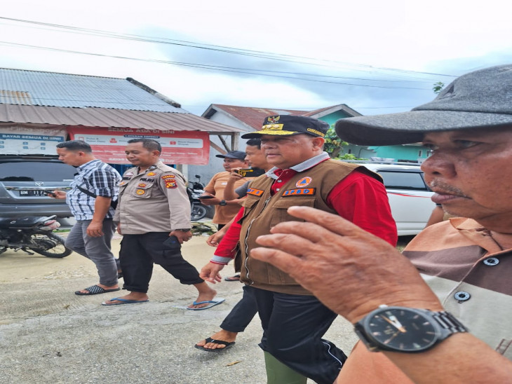 Gubernur RIAU mengunjungi posko banjir perumahan payung sekaki Desa Kualu