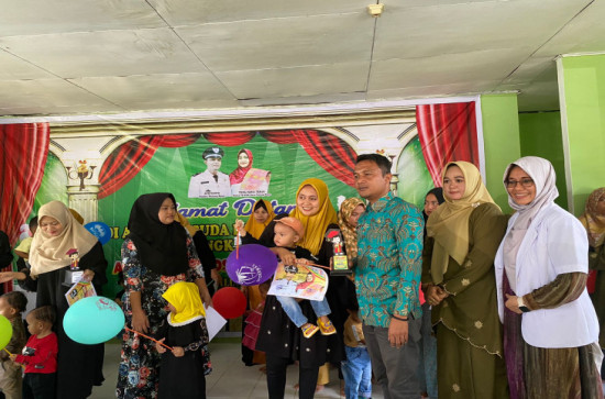 wisuda imunisasi dasar lengkap (IDL) di Desa Palung Raya