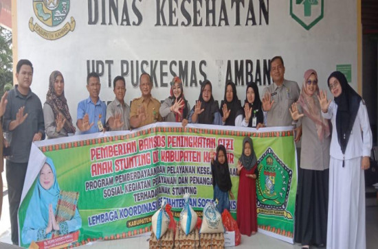 Pemberian Bantuan Balita Stunting oleh LK2S (Ibu PJ Bupati)