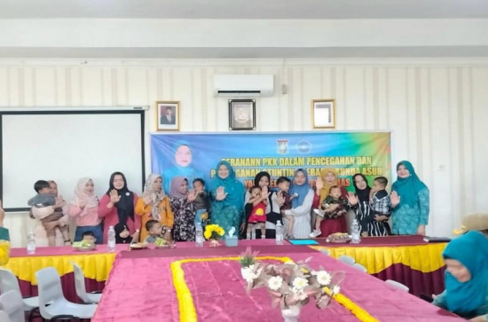 Kunjungan ibu PJ Bupati dalam Rangka pemberian bantuan balita stunting di wilker Puskemas Tambang